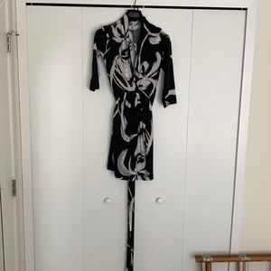 Belted Bcbg dress with abstract print